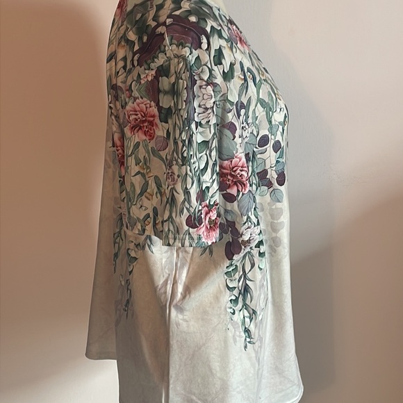 Gorgeous floral top - Picture 3 of 6